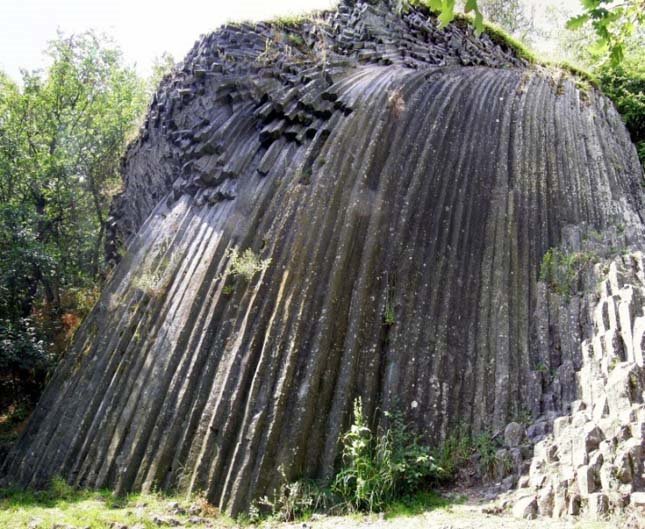 Bazaltorgona-Somoskőn-és-a-vár